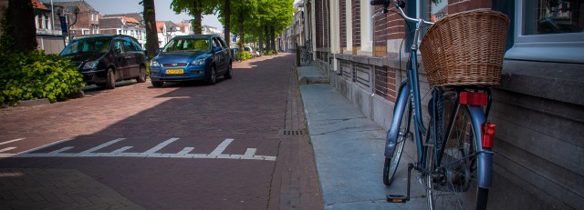 Straat met auto en fiets.jpg